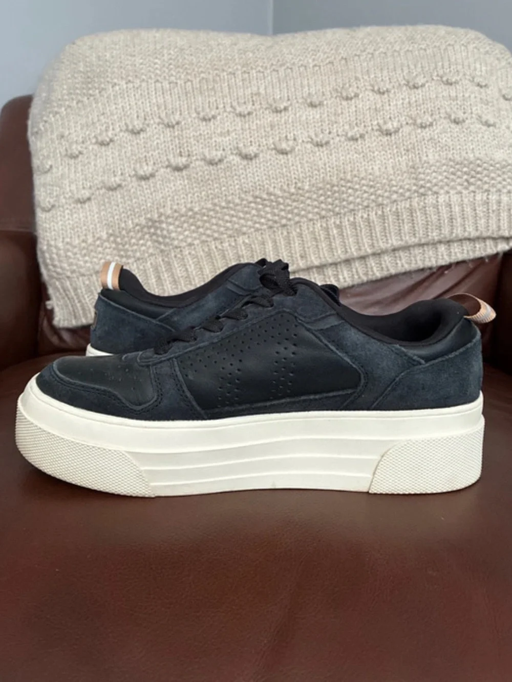 Le Tigre Women's Platform Sneakers in Dark Navy and Cream